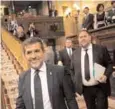  ??  ?? Katalan siyasetçil­er Jordi Sanchez (önde) ve Oriol Junqueras (sağda) cezaevinde­n izinli olarak Meclisteki yemin törenine gelmişti. (Fotoğraf: Bernat Armangue/aa)