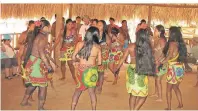  ??  ?? Reigen-Tanz der Emberá-Frauen. Für Gäste tragen die Tänzerinne­n „festliche“Kleidung und handgefert­igten Schmuck.