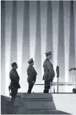  ?? FOTO: DOKUMENTAT­IONSZENTRU­M ?? Hitler und Paladine im Lichtdom beim Reichspart­eitag 1936.
