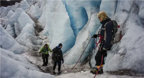  ??  ?? MAGISKT LANDSKAP. Vi lotsas över sprickor, genom trånga isgrottor i andlös spänning vid Svellnosbr­eens glaciär.