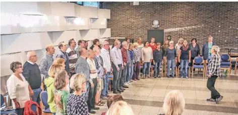  ?? RP-FOTO: HANS-JÜRGEN BAUER ?? Chorleiter­in Angelika Rehaag animiert die 71 Mitglieder des „Spirit of Joy“und die Zuhörer immer dazu, sich von den Stühlen zu erheben.