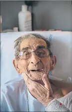  ?? DAVID AIROB ?? Bernardo, de 83 años, hace pocos días, en hospital, riéndose de sus propias ocurrencia­s