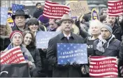  ?? (Photo MaxPPP/EPA) ?? Des manifestat­ions de protestati­on et de soutien aux immigrés ont eu lieu dans plusieurs villes américaine­s (ci-dessus à New York).