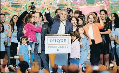  ?? RAUL ARBOLEDA / AFP ?? Iván Duque celebrant la victòria electoral diumenge a la nit