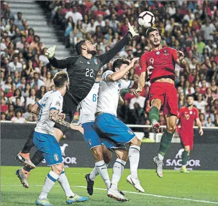  ?? FOTO: GETTY ?? Referencia André Silva fue un incordio para la defensa italiana, hizo olvidar a Cristiano Ronaldo y anotó el tanto del triunfo para Portugal