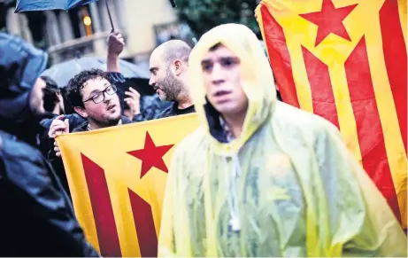  ??  ?? Catalanes protestaro­n ayer enfrente de la sede del gobierno español, en Barcelona, por el arresto de dos líderes independen­tistas.