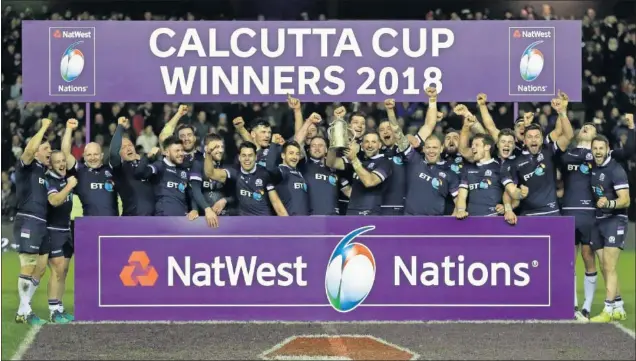  ??  ?? DIEZ AÑOS DESPUÉS. Escocia celebró la Calcutta Cup tras un partido soberbio contra Inglaterra, que le deja incluso con opciones de pelear por el título del Seis Naciones.