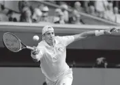  ?? ALASTAIR GRANT AP ?? American John Isner reaches for a return on the way to defeating two-time Wimbledon champ Andy Murray.