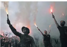  ?? FOTO: CAROL GUZY/DPA ?? In Kiew fand eine Trauerfeie­r für den Soldaten Roman Ratuschnyi teil, der nahe Charkiw getötet wurde. Er ist zu einem Symbol der Revolution geworden.
