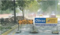  ??  ?? LABOR. Las cuadrillas trabajan en el bulevar desde ayer. Estarán haciendo cierres parciales para evitar congestion­amiento.