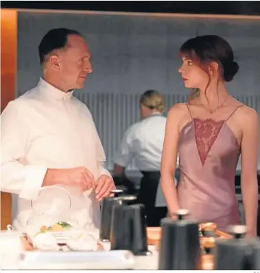  ?? D. S. ?? Ralph Fiennes y Anya Taylor-joy, un chef y su cliente en ‘El menú’.