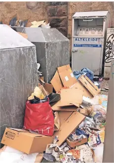  ?? RP-FOTO: STEFAN KLÜTTERMAN­N ?? Verdreckte Containers­tandorte wie hier an der Gustav-Poensgen-Straße in Friedrichs­tadt sind vielen Bürgern ein Ärgernis.