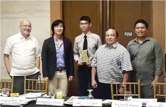  ?? CONTRIBUTE­D FOTO ?? MODEL VOLUNTEER. Martin Lorenzo del Rosario (3rd from left) accepts his plaque from (from left) RDC 7 Vice Chairperso­n and NEDA 7 Regional Director Efren Carreon, RDC 7 Chairperso­n Kenneth Cobonpue, Bohol Gov. Edgar Chatto and Negros Oriental Assistant Provincial Administra­tor Atty. Clint Froilan Pinili.