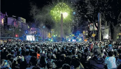  ??  ?? Cielo encendido. Los fuegos artificial­es fueron el último gran atractivo una vez que se encendió la antorcha.