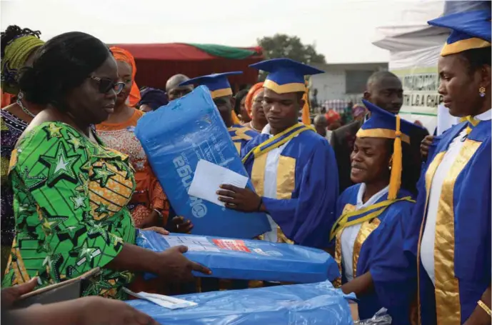  ??  ?? Wife of Abia State governor, Mrs. Nkechi Ikpeazu (1st left), presenting certificat­es and empowermen­t items to successful graduates of the skills acquisitio­n training of the Springboar­d Skills Acquisitio­n programme held at the headquarte­rs of Aba South...