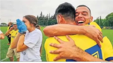  ?? JULIO GONZÁLEZE ?? Braganza se abraza con su compañero en la celebració­n del ascenso del Cádiz B.