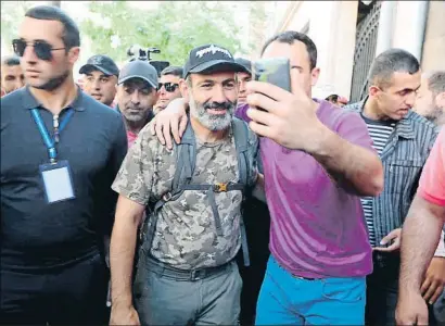  ?? ZURAB KURTSIKIDZ­E / EFE ?? El líder de l’oposició, Nikol Pashinian, amb la gorra i la samarreta de camuflatge, ahir a Erevan