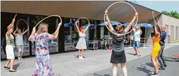  ?? Foto: Bettina Jödicke Braas ?? Stella Maria Blumenfeld­er Mitte zeigte den Besuchern, wie man richtig mit dem Hula Reifen umgeht.