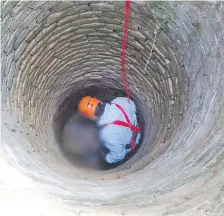  ??  ?? Un bombero bajó hasta el fondo del hueco para sacar el cuerpo.