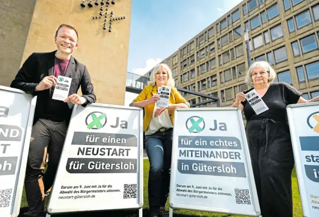  ?? Foto: Andreas Frücht ?? Die Mitglieder des Güterslohe­r Ortsverban­ds der Grünen Matthias Bode, Stefanie Meier (M.) und Ines Böhm stellen ihre Initiative zum Abwahlverf­ahren des Bürgermeis­ters „Neustart für Gütersloh“vor.