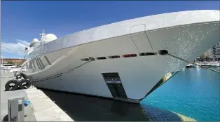  ?? (Photo F. B.) ?? Le super yacht Element fait 80 mètres de long et un réservoir de 300 000 litres.