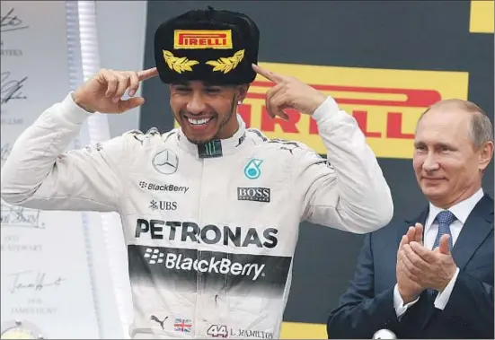  ?? GRIGORY DUKOR / REUTERS ?? Lewis Hamilton celebra su novena victoria de la temporada en presencia del presidente de Rusia, Vladímir Putin