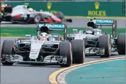  ??  ?? DURA PELEA. Hamilton y Rosberg han batallado toda la temporada.