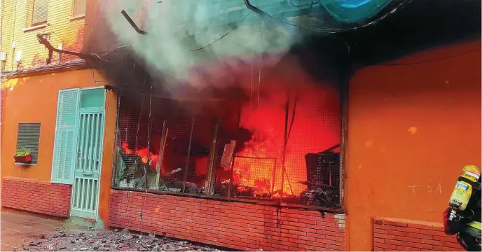  ?? EFE ?? Imagen del aparatoso incendio en un local de la calle Sant Joaquim de Sant Adrià del Besòs