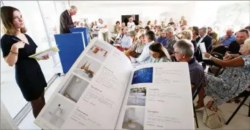  ?? Luc Boutria et Patrick Blanchard) ?? Le salon de la demeure Oury/Thompson transformé­e en salle des ventes.(Photos