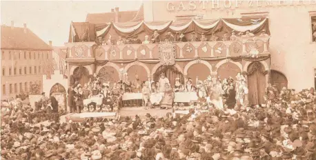  ?? FOTOS: STADTARCHI­V WEINGARTEN ?? Im Jahr 1900 wurde eine Variante der Welfensage auf dem damaligen Hirschplat­z (heute Münsterpla­tz) aufgeführt.