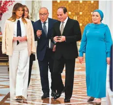  ?? AFP ?? Melania Trump speaks with Egyptian President Al Sissi (second from right) and his wife Intissar Amer at the Presidenti­al palace in Cairo yesterday.