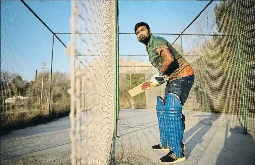  ?? ANA JIMÉNEZ ?? Moyez Uddin posando en un campo de cricket en Montjuïc, la semana pasada