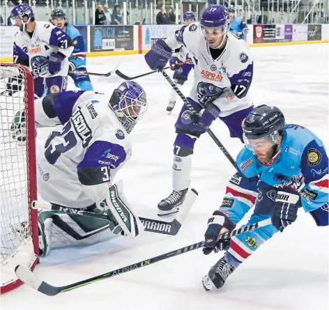  ?? ?? SO CLOSE: Dundee Stars ace Philippe Sanche putting Glasgow Clan under pressure.