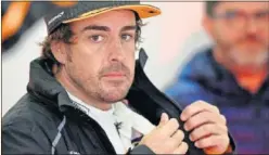  ??  ?? SATISFECHO. Alonso valora su adelantami­ento a Vettel en Shanghái.