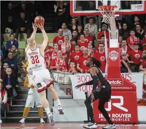  ?? | PHOTO : MELVYN AUGAS ?? À peine arrivée, Bogdan Bliznyuk a été le meilleur joueur de Cholet Basket face à Paris.