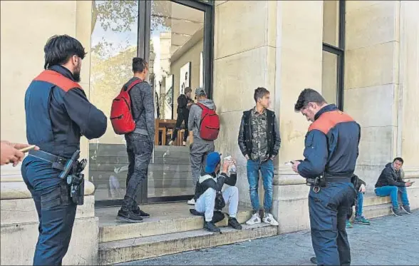  ?? ÀLEX GARCIA ?? Mossos d’Esquadra identifica­ndo a menores tutelados en la plaza Catalunya