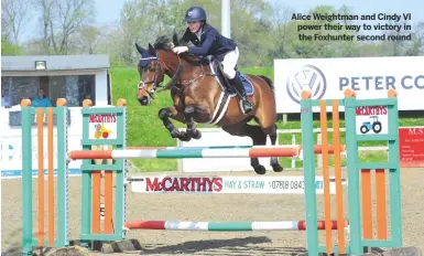  ??  ?? Alice Weightman and Cindy VI power their way to victory in the Foxhunter second round