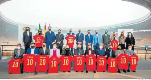  ?? JUNTA DE ANDALUCÍA ?? Una foto de familia, con un buen número de ex internacio­nales, del acto celebrado en el Estadio de la Cartuja entre la Federación Española y la Junta de Andalucía.