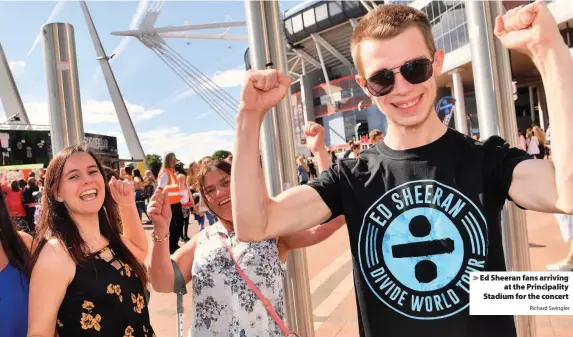  ?? Richard Swingler ?? > Ed Sheeran fans arriving at the Principali­ty Stadium for the concert