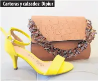  ??  ?? Las carteras pequeñas y a full color están de moda. Las hay con asas de cadenas o decoradas con cintas. En calzado se imponen los tacones bajos por ser muy cómodos para estos días.