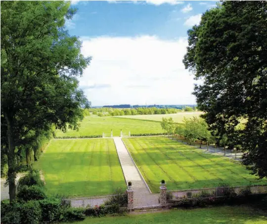  ??  ?? À proximité d'étretat, Honfleur et Deauville, le manoir fut l'ancienne résidence de l'écrivain Paul Allard, auteur des « Persécutio­ns romaines ». Il est entouré d'un parc de quatre hectares et abrite des vestiges d'église, notamment des portails romans du XIIE siècle.