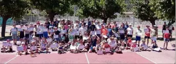  ?? (Photo M. R.) ?? L’école de tennis au grand complet pour la fête de fin d’année et la remise des diplômes !