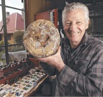  ?? Picture: CHRIS KIDD ?? DISCOVERY: Boris Ellis of Lunaris Gemstones at Lune River with his ‘exquisite’ Jurassic conifer tree trunk fern fossil.