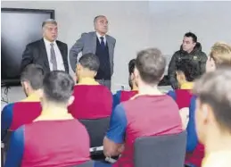  ?? FÚTBOL CLUB BARCELONA ?? Joan Laporta se dirige a los jugadores del Barcelona en Sant Joan Despí.