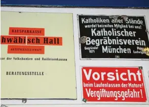  ??  ?? Werner Schlaegel hat es auf Blechschil­der mit besonderen Aufschrift­en abgesehen. Zu den Kuriosität­en gehört das Schild oben rechts, das er in München entdeckt hat. Die Mitgliedsc­haft im Begräbnisv­erein sei für all jene, die wenig Geld verdienten, die...