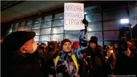  ??  ?? "Liebe ist stärker als Furcht" steht auf dem selbstgema­lten Plakat dieser NawalnyUnt­erstützeri­n am Flughafen Wnukowo.