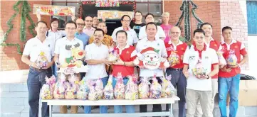  ??  ?? Chan, Phoong and Tan distributi­ng Christmas goodies to the churches.