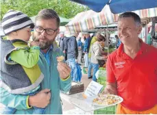  ??  ?? Nicht nur Vater Marco Liebmann, auch Sohn Valentin freute sich über die leckeren Probiererl­e vom Bauernhof der Familie Moosmayer.