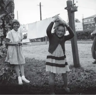  ?? Foto: VAndA StAdSMUSeU­MS BildArkiV ?? Utställnin­gen Min vän, min kompis kan man se på Pessi i Dickursby.