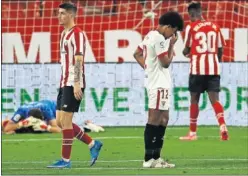  ??  ?? Koundé se lamenta a la conclusión del encuentro ante el Athletic.